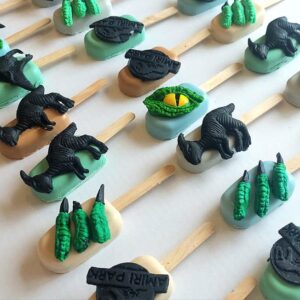 Jurassic Park dinosaur themed cakesicles!